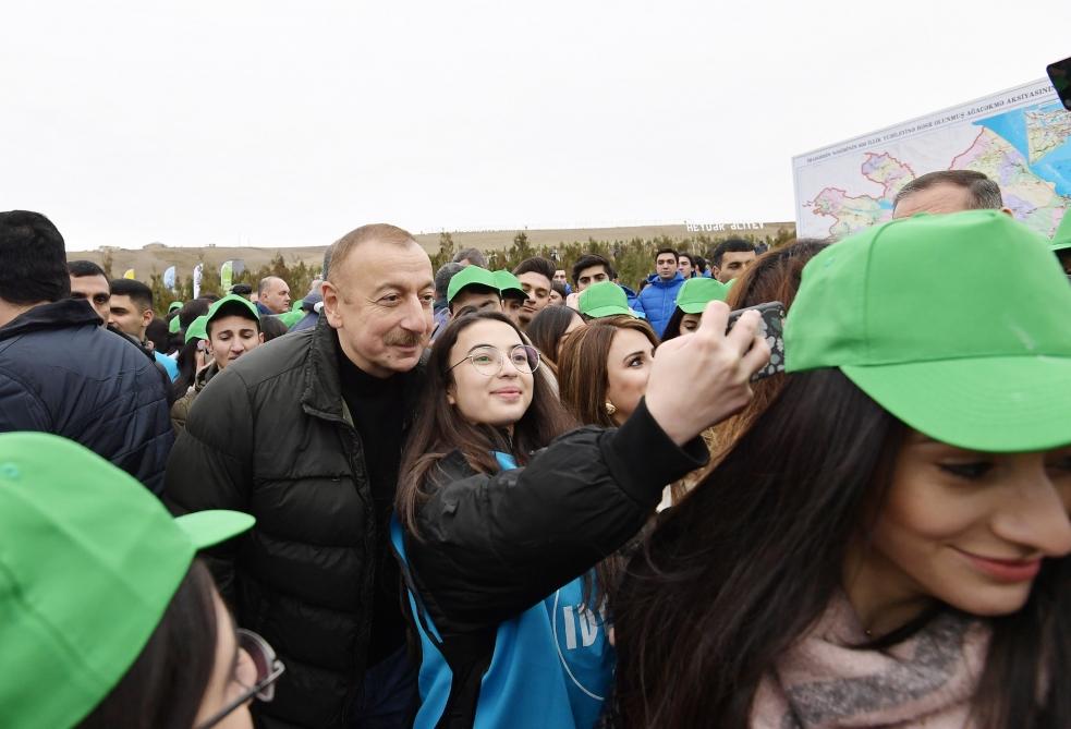 Prezident İlham Əliyev və birinci xanım Mehriban Əliyeva Şamaxı rayonunda ağacəkmə aksiyasında iştirak ediblər (FOTO) (YENİLƏNİB 2)