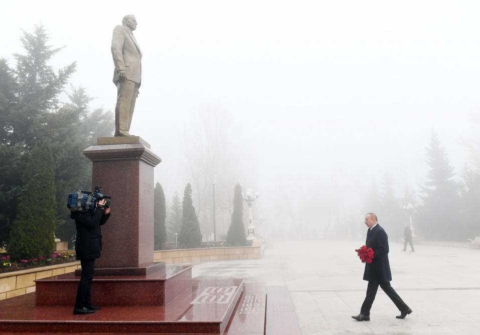 Prezident İlham Əliyev Şamaxıda Ulu öndər Heydər Əliyevin abidəsini ziyarət edib (FOTO)