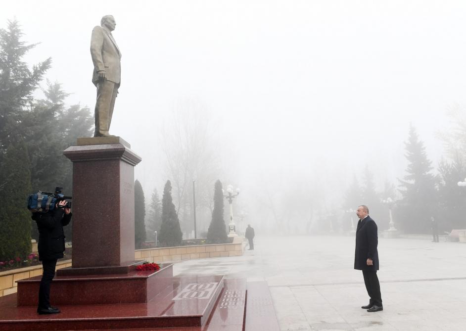 Prezident İlham Əliyev Şamaxıda Ulu öndər Heydər Əliyevin abidəsini ziyarət edib (FOTO)