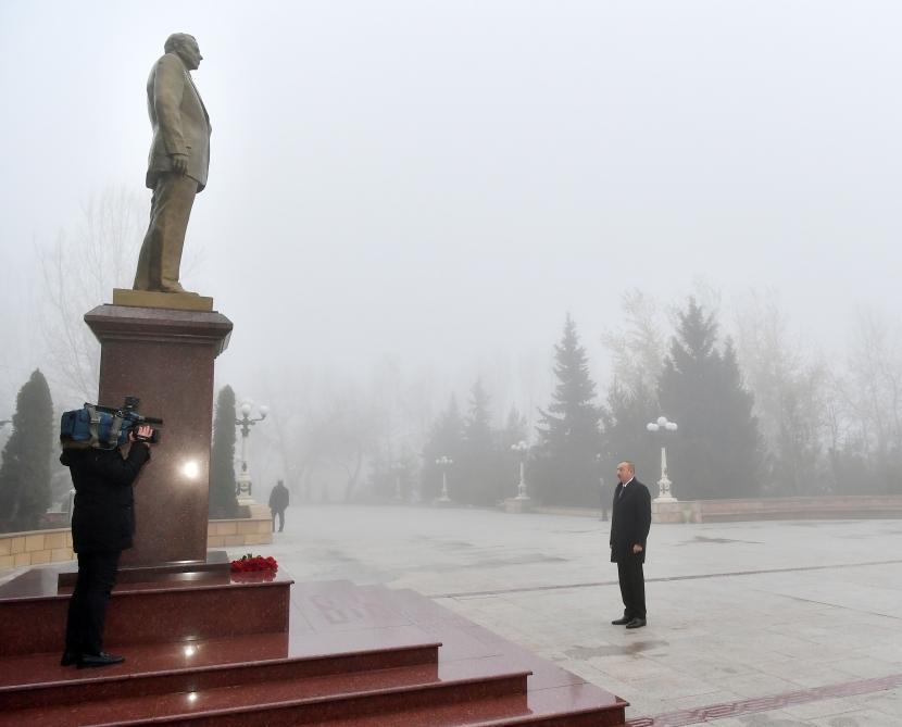 Prezident İlham Əliyev Şamaxıda Ulu öndər Heydər Əliyevin abidəsini ziyarət edib (FOTO)