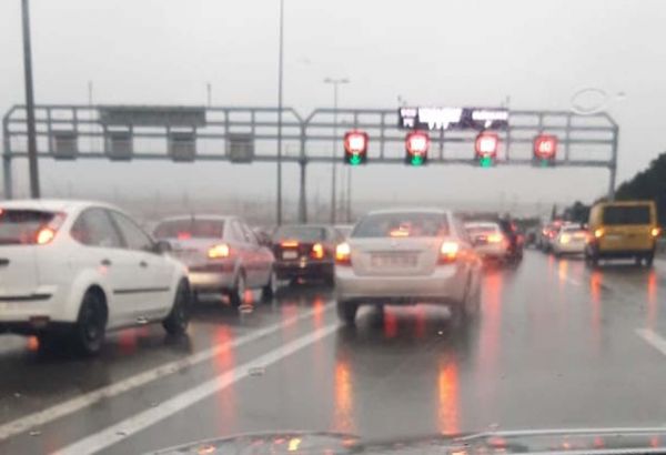 Aeroport yolunda zəncirvari qəza - 3 avtomobilə görə yol tıxandı (FOTO)