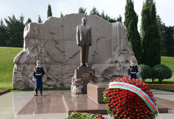 YAP nümayəndələri Fəxri xiyabanda umummilli lider Heydər Əliyevin məzarını ziyarət ediblər