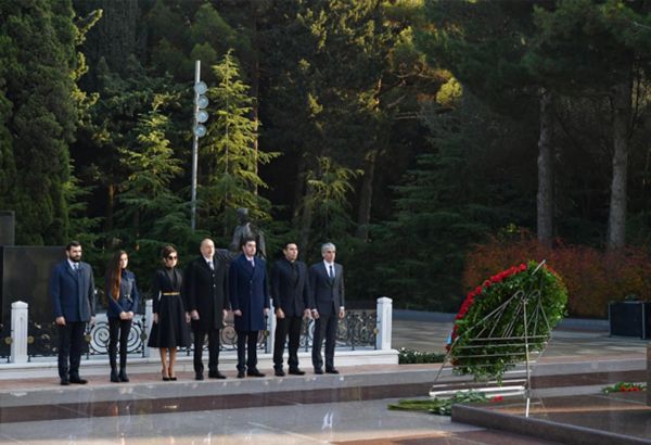 Prezident İlham Əliyev və birinci xanım Mehriban Əliyeva ümummilli lider Heydər Əliyevin məzarını ziyarət ediblər (YENİLƏNİB) (FOTO)