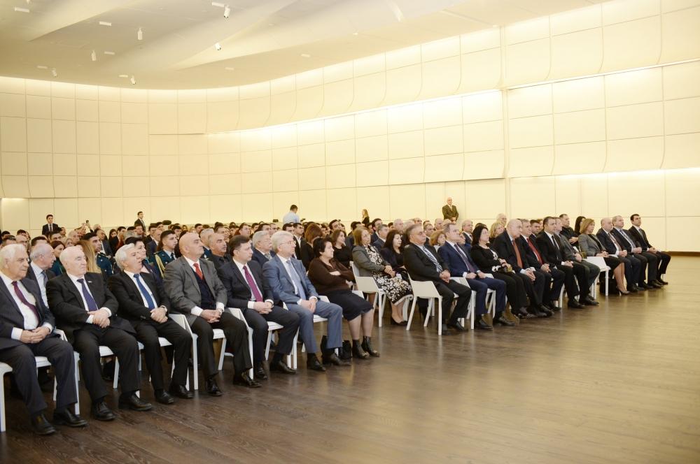 Heydər Əliyev Mərkəzində Elmira Axundovanın “Heydər Əliyev. Şəxsiyyət və zaman” üçcildliyinin təqdimatı olub