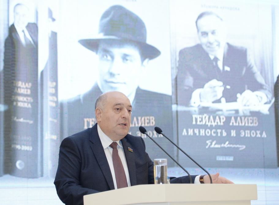 Heydər Əliyev Mərkəzində Elmira Axundovanın “Heydər Əliyev. Şəxsiyyət və zaman” üçcildliyinin təqdimatı olub
