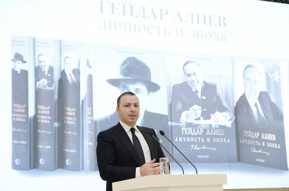 Heydər Əliyev Mərkəzində Elmira Axundovanın “Heydər Əliyev. Şəxsiyyət və zaman” üçcildliyinin təqdimatı olub