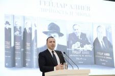 Heydər Əliyev Mərkəzində Elmira Axundovanın “Heydər Əliyev. Şəxsiyyət və zaman” üçcildliyinin təqdimatı olub
