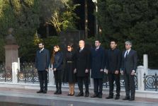 Prezident İlham Əliyev və birinci xanım Mehriban Əliyeva ümummilli lider Heydər Əliyevin məzarını ziyarət ediblər (YENİLƏNİB) (FOTO)