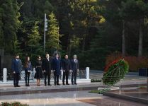 Prezident İlham Əliyev və birinci xanım Mehriban Əliyeva ümummilli lider Heydər Əliyevin məzarını ziyarət ediblər (YENİLƏNİB) (FOTO)