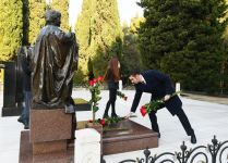 Prezident İlham Əliyev və birinci xanım Mehriban Əliyeva ümummilli lider Heydər Əliyevin məzarını ziyarət ediblər (YENİLƏNİB) (FOTO)
