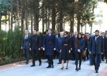 Prezident İlham Əliyev və birinci xanım Mehriban Əliyeva ümummilli lider Heydər Əliyevin məzarını ziyarət ediblər (YENİLƏNİB) (FOTO)