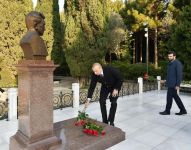 Prezident İlham Əliyev və birinci xanım Mehriban Əliyeva ümummilli lider Heydər Əliyevin məzarını ziyarət ediblər (YENİLƏNİB) (FOTO)