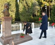 Prezident İlham Əliyev və birinci xanım Mehriban Əliyeva ümummilli lider Heydər Əliyevin məzarını ziyarət ediblər (YENİLƏNİB) (FOTO)
