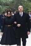 Prezident İlham Əliyev və birinci xanım Mehriban Əliyeva ümummilli lider Heydər Əliyevin məzarını ziyarət ediblər (YENİLƏNİB) (FOTO)