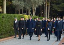 Prezident İlham Əliyev və birinci xanım Mehriban Əliyeva ümummilli lider Heydər Əliyevin məzarını ziyarət ediblər (YENİLƏNİB) (FOTO)