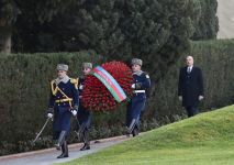 Prezident İlham Əliyev və birinci xanım Mehriban Əliyeva ümummilli lider Heydər Əliyevin məzarını ziyarət ediblər (YENİLƏNİB) (FOTO)