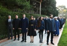Prezident İlham Əliyev və birinci xanım Mehriban Əliyeva ümummilli lider Heydər Əliyevin məzarını ziyarət ediblər (YENİLƏNİB) (FOTO)