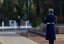 Prezident İlham Əliyev və birinci xanım Mehriban Əliyeva ümummilli lider Heydər Əliyevin məzarını ziyarət ediblər (YENİLƏNİB) (FOTO)