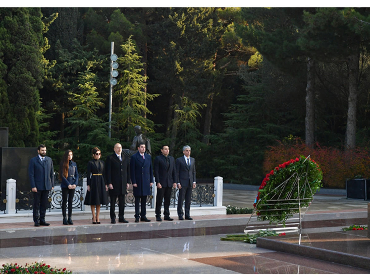 Prezident İlham Əliyev və birinci xanım Mehriban Əliyeva ümummilli lider Heydər Əliyevin məzarını ziyarət ediblər (YENİLƏNİB) (FOTO)