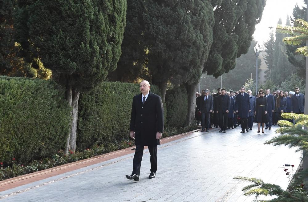 Prezident İlham Əliyev və birinci xanım Mehriban Əliyeva ümummilli lider Heydər Əliyevin məzarını ziyarət ediblər (YENİLƏNİB) (FOTO)