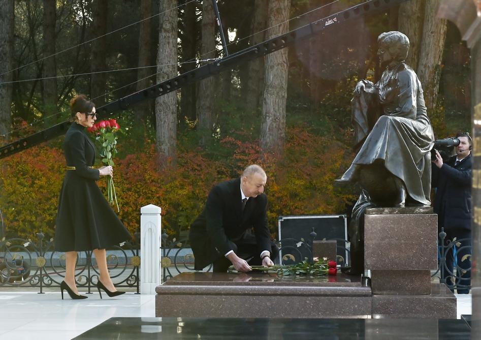 Prezident İlham Əliyev və birinci xanım Mehriban Əliyeva ümummilli lider Heydər Əliyevin məzarını ziyarət ediblər (YENİLƏNİB) (FOTO)