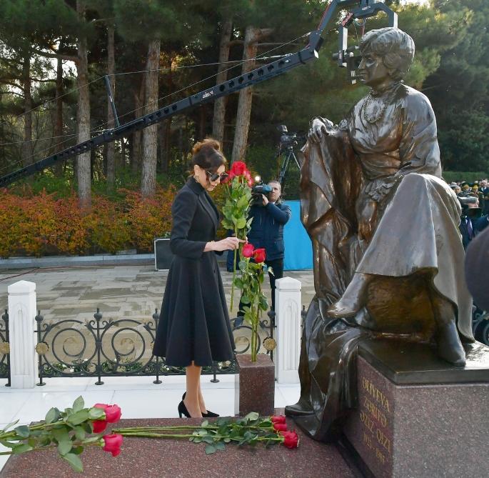 Prezident İlham Əliyev və birinci xanım Mehriban Əliyeva ümummilli lider Heydər Əliyevin məzarını ziyarət ediblər (YENİLƏNİB) (FOTO)