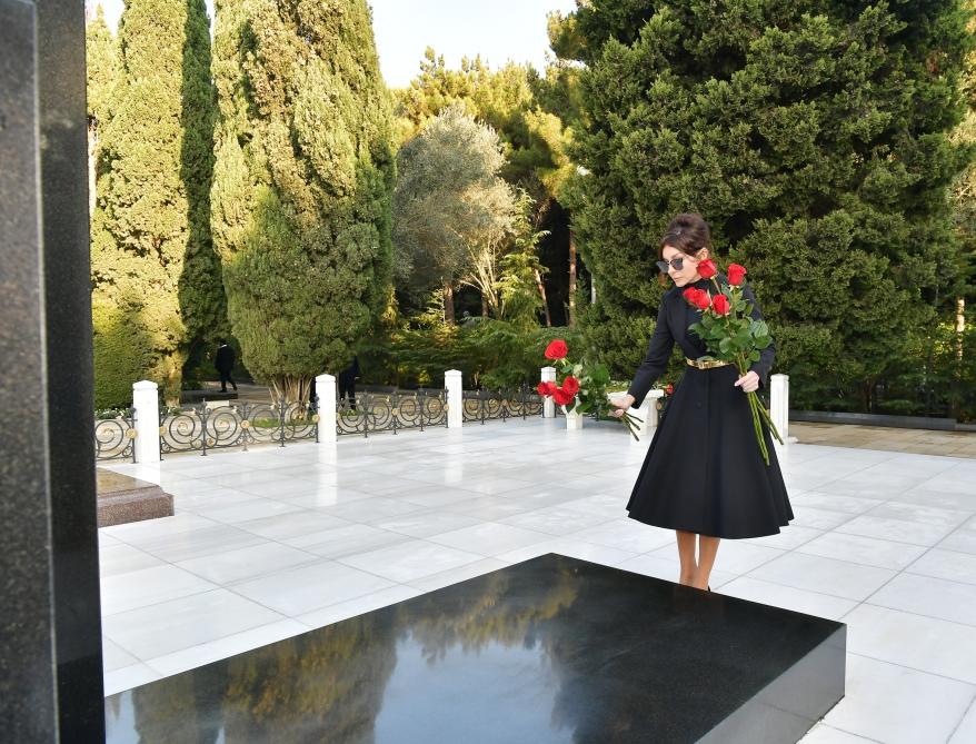 Prezident İlham Əliyev və birinci xanım Mehriban Əliyeva ümummilli lider Heydər Əliyevin məzarını ziyarət ediblər (YENİLƏNİB) (FOTO)