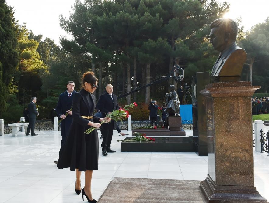 Prezident İlham Əliyev və birinci xanım Mehriban Əliyeva ümummilli lider Heydər Əliyevin məzarını ziyarət ediblər (YENİLƏNİB) (FOTO)