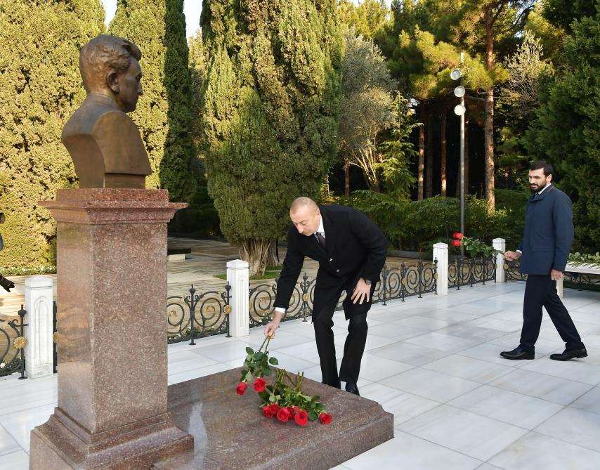 Prezident İlham Əliyev və birinci xanım Mehriban Əliyeva ümummilli lider Heydər Əliyevin məzarını ziyarət ediblər (YENİLƏNİB) (FOTO)