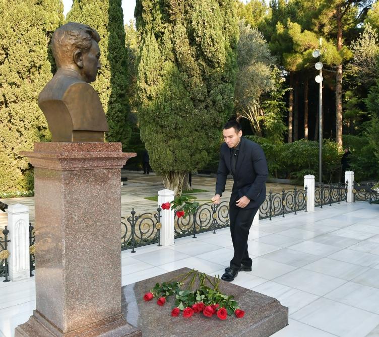 Prezident İlham Əliyev və birinci xanım Mehriban Əliyeva ümummilli lider Heydər Əliyevin məzarını ziyarət ediblər (YENİLƏNİB) (FOTO)