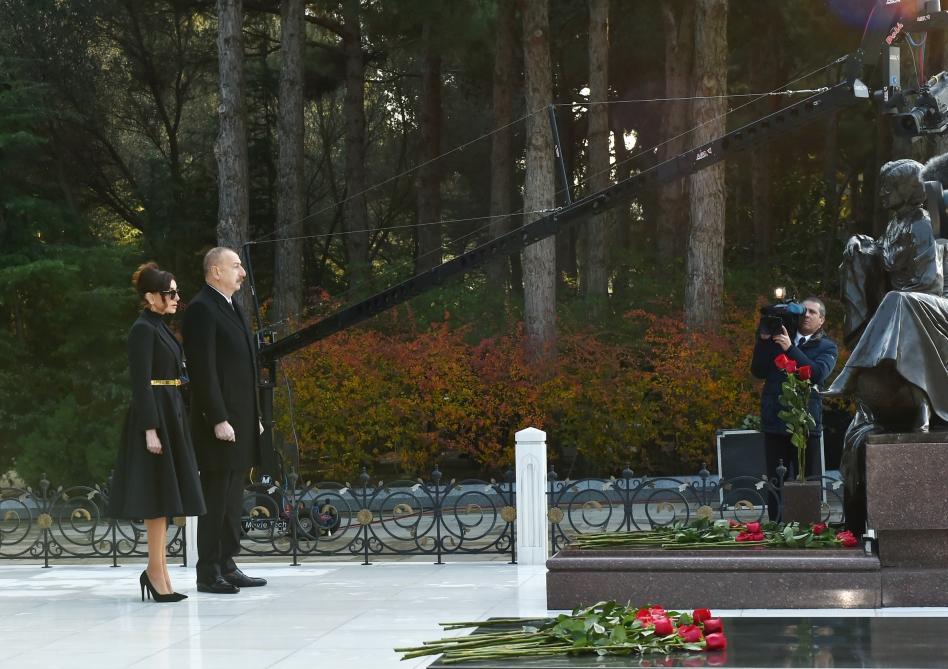 Prezident İlham Əliyev və birinci xanım Mehriban Əliyeva ümummilli lider Heydər Əliyevin məzarını ziyarət ediblər (YENİLƏNİB) (FOTO)