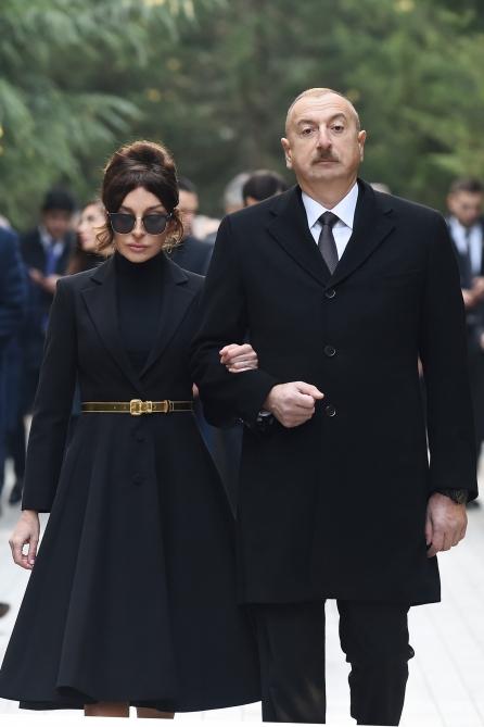 Prezident İlham Əliyev və birinci xanım Mehriban Əliyeva ümummilli lider Heydər Əliyevin məzarını ziyarət ediblər (YENİLƏNİB) (FOTO)