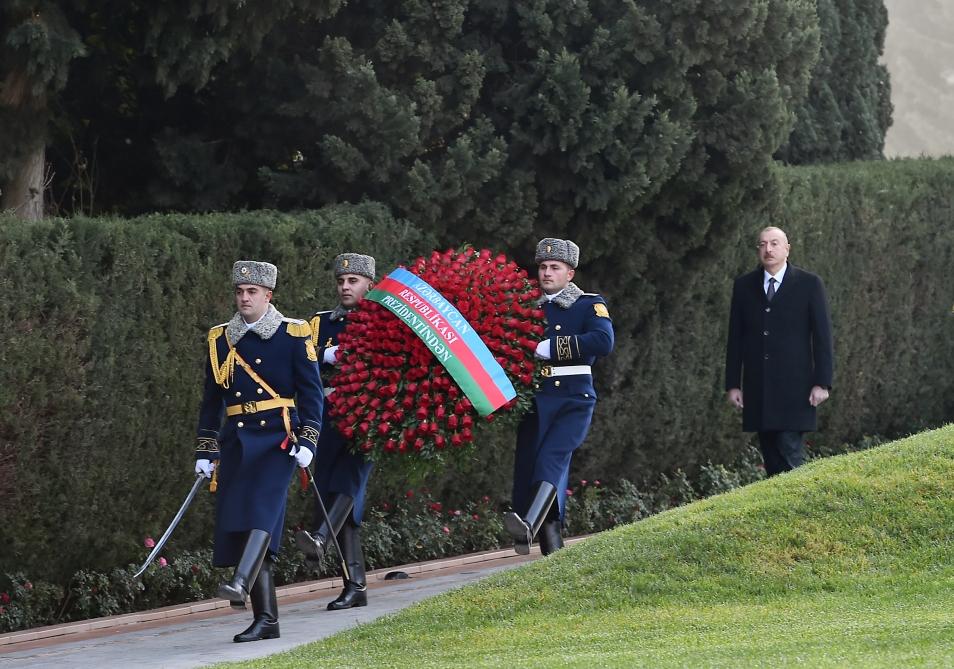 Prezident İlham Əliyev və birinci xanım Mehriban Əliyeva ümummilli lider Heydər Əliyevin məzarını ziyarət ediblər (YENİLƏNİB) (FOTO)