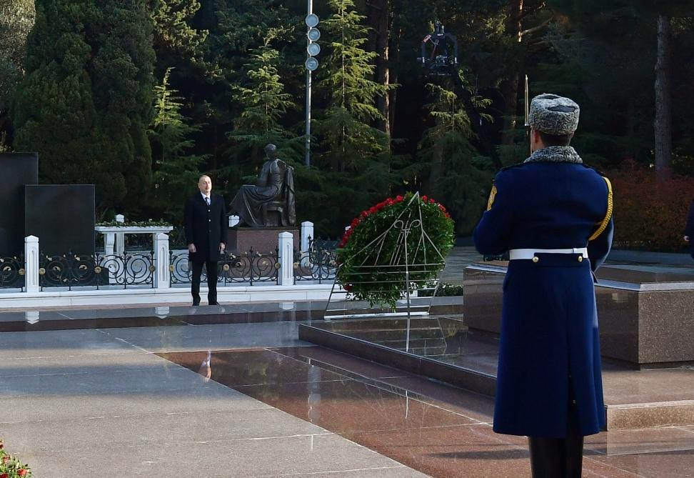 Prezident İlham Əliyev və birinci xanım Mehriban Əliyeva ümummilli lider Heydər Əliyevin məzarını ziyarət ediblər (YENİLƏNİB) (FOTO)