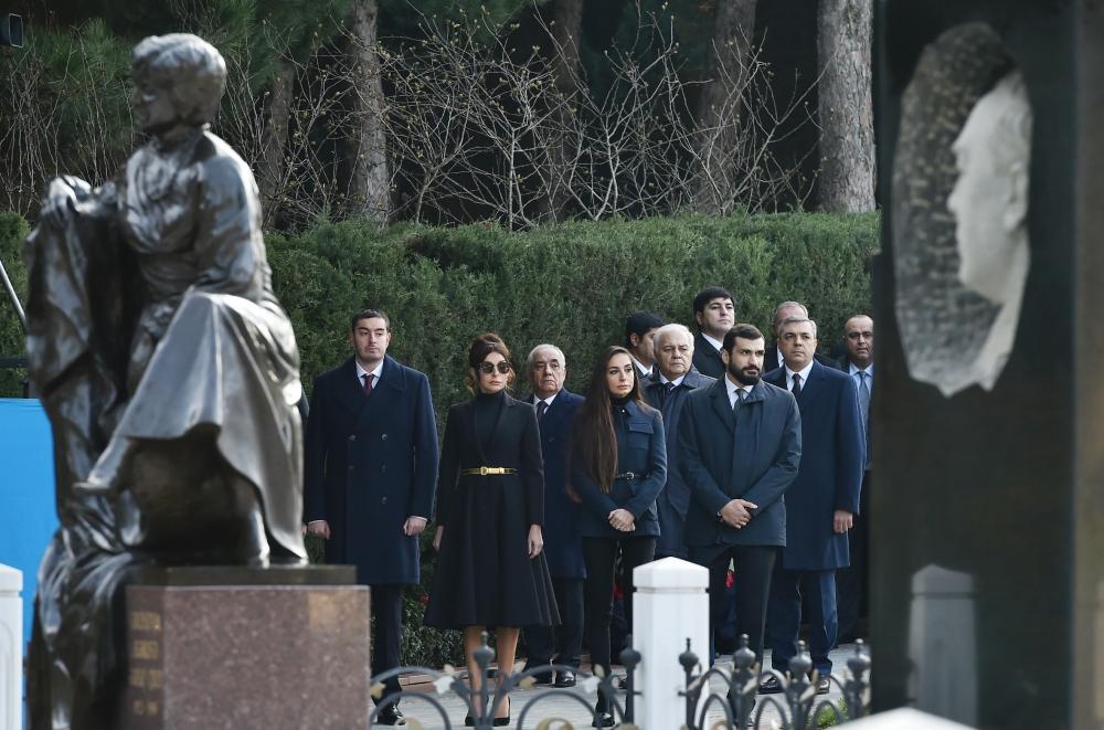 Prezident İlham Əliyev və birinci xanım Mehriban Əliyeva ümummilli lider Heydər Əliyevin məzarını ziyarət ediblər (YENİLƏNİB) (FOTO)