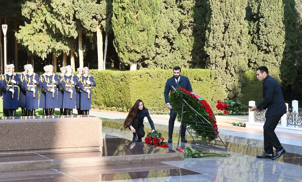 Prezident İlham Əliyev və birinci xanım Mehriban Əliyeva ümummilli lider Heydər Əliyevin məzarını ziyarət ediblər (YENİLƏNİB) (FOTO)
