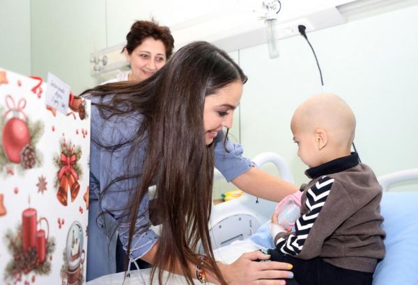 Heydər Əliyev Fondunun vitse-prezidenti Leyla Əliyeva Milli Onkologiya Mərkəzinin Uşaq Klinikasında müalicə alan uşaqları ziyarət edib (FOTO)