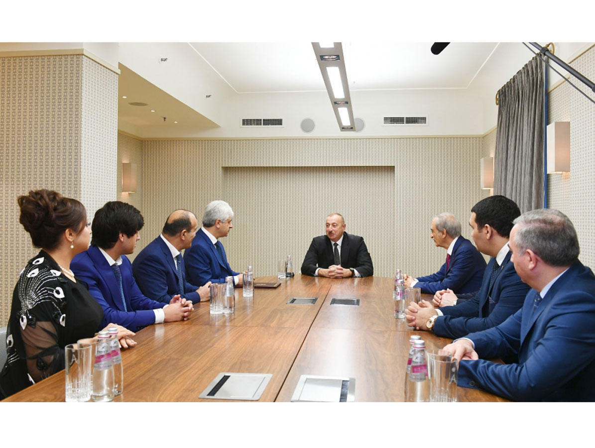 Prezident İlham Əliyev Sankt-Peterburqda fəaliyyət göstərən Azərbaycan diaspor təşkilatlarının rəhbərləri ilə görüşüb (FOTO)