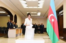 Prezident İlham Əliyev və birinci xanım Mehriban Əliyeva 6 saylı seçki məntəqəsində səs veriblər (FOTO)