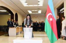 Prezident İlham Əliyev və birinci xanım Mehriban Əliyeva 6 saylı seçki məntəqəsində səs veriblər (FOTO)