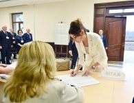 Prezident İlham Əliyev və birinci xanım Mehriban Əliyeva 6 saylı seçki məntəqəsində səs veriblər (FOTO)