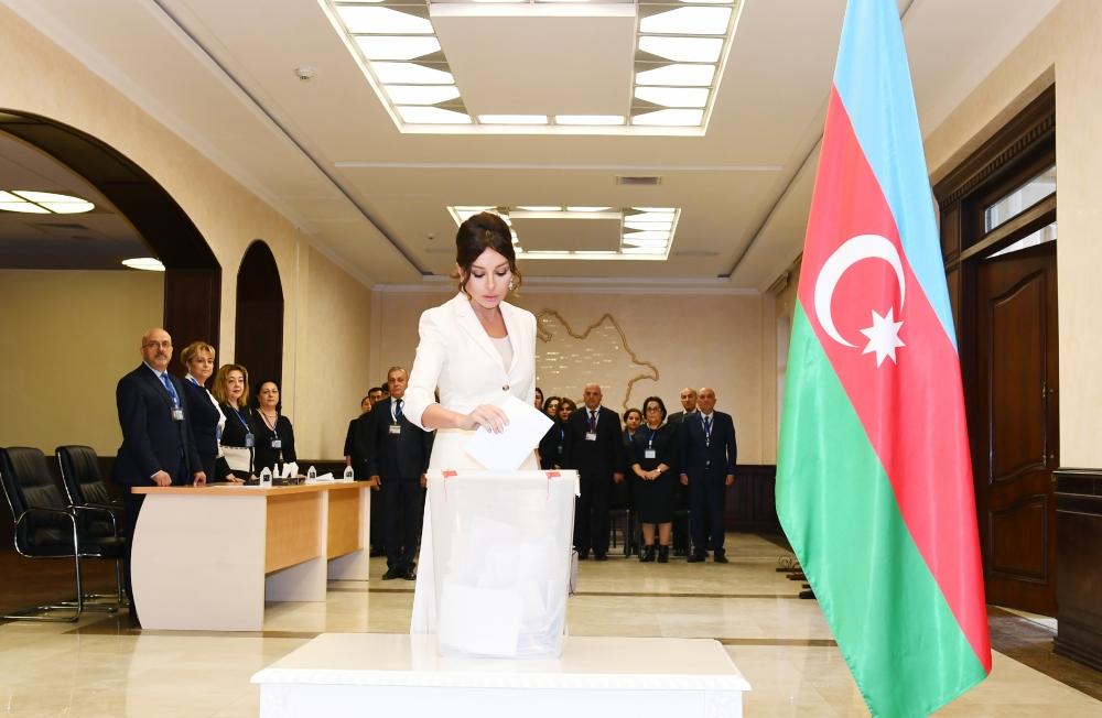 Prezident İlham Əliyev və birinci xanım Mehriban Əliyeva 6 saylı seçki məntəqəsində səs veriblər (FOTO)