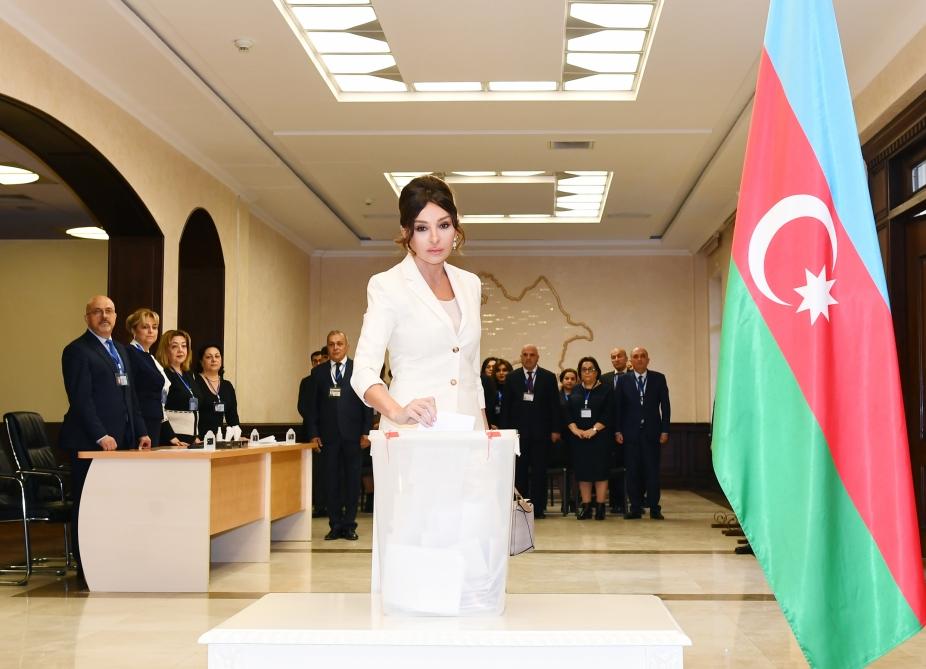 Prezident İlham Əliyev və birinci xanım Mehriban Əliyeva 6 saylı seçki məntəqəsində səs veriblər (FOTO)