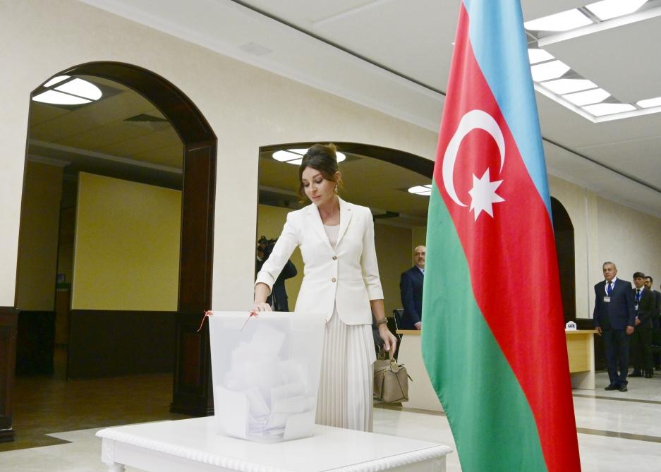 Prezident İlham Əliyev və birinci xanım Mehriban Əliyeva 6 saylı seçki məntəqəsində səs veriblər (FOTO)
