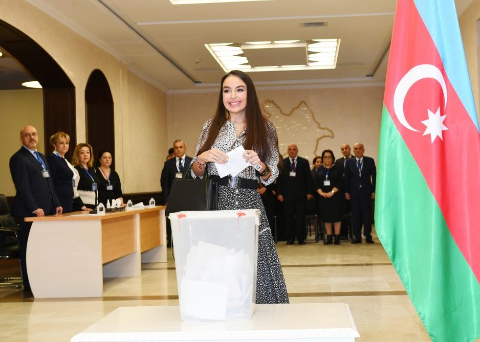 Prezident İlham Əliyev və birinci xanım Mehriban Əliyeva 6 saylı seçki məntəqəsində səs veriblər (FOTO)
