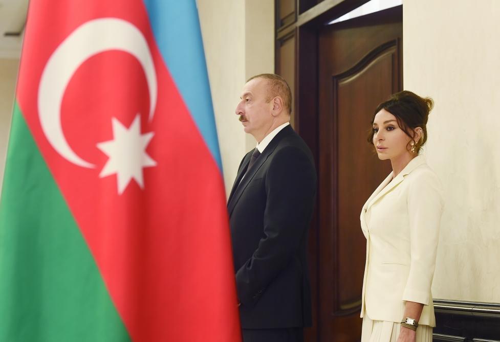 Prezident İlham Əliyev və birinci xanım Mehriban Əliyeva 6 saylı seçki məntəqəsində səs veriblər (FOTO)