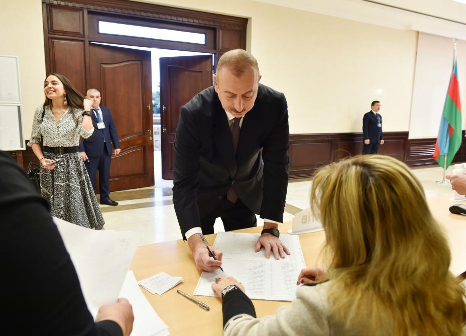 Prezident İlham Əliyev və birinci xanım Mehriban Əliyeva 6 saylı seçki məntəqəsində səs veriblər (FOTO)