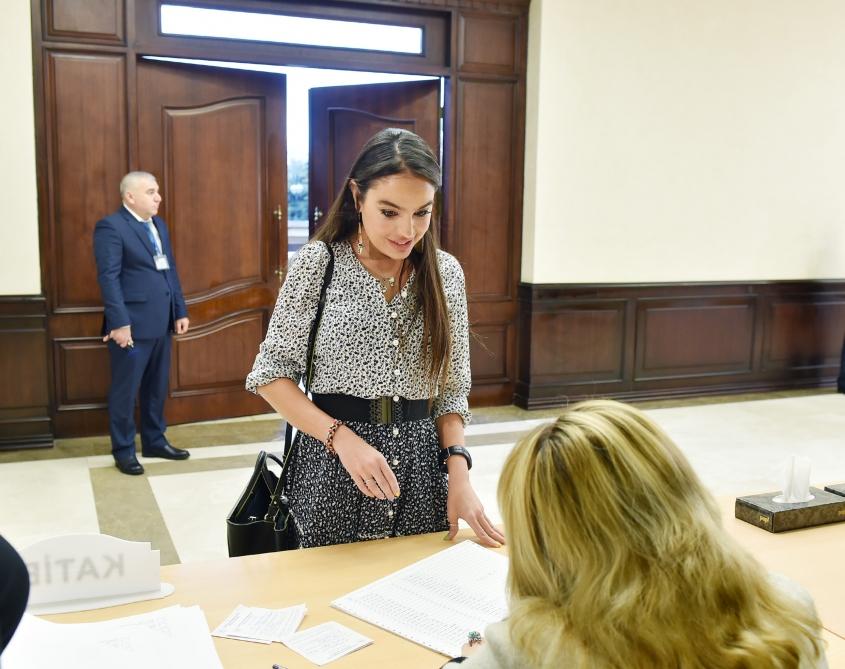 Prezident İlham Əliyev və birinci xanım Mehriban Əliyeva 6 saylı seçki məntəqəsində səs veriblər (FOTO)