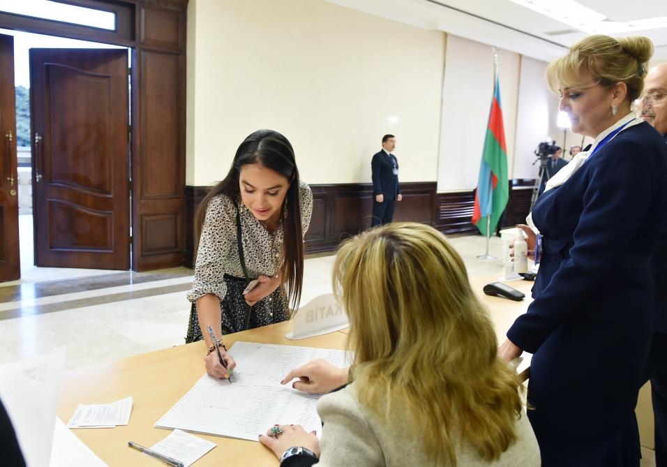 Prezident İlham Əliyev və birinci xanım Mehriban Əliyeva 6 saylı seçki məntəqəsində səs veriblər (FOTO)