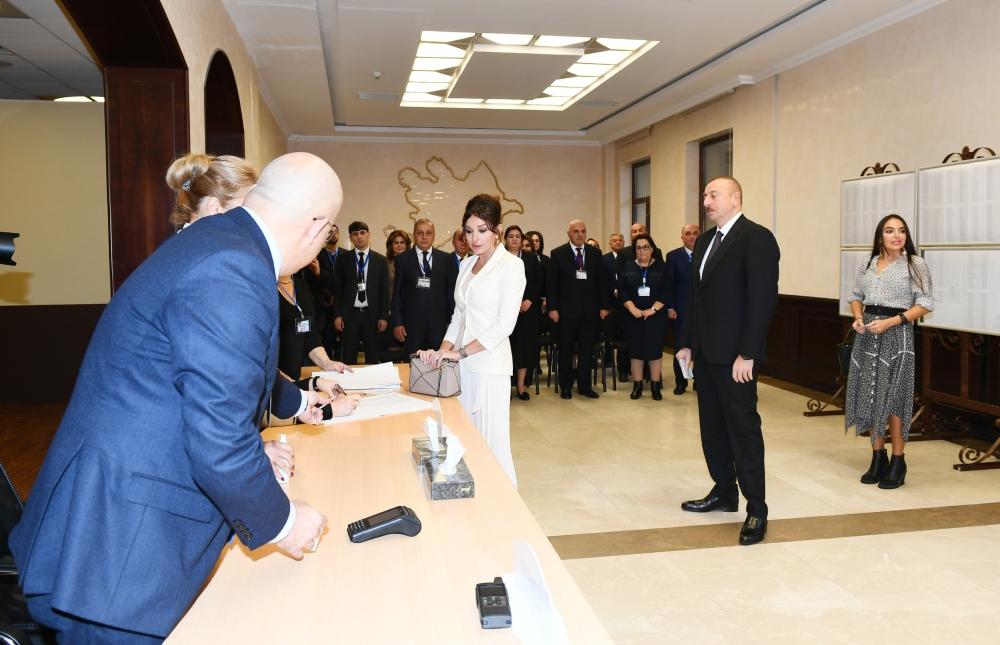 Prezident İlham Əliyev və birinci xanım Mehriban Əliyeva 6 saylı seçki məntəqəsində səs veriblər (FOTO)